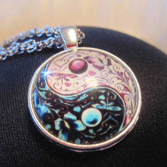 SALE!! yinyang shape cabochan glass necklace NWOT - Picture 2 of 8
